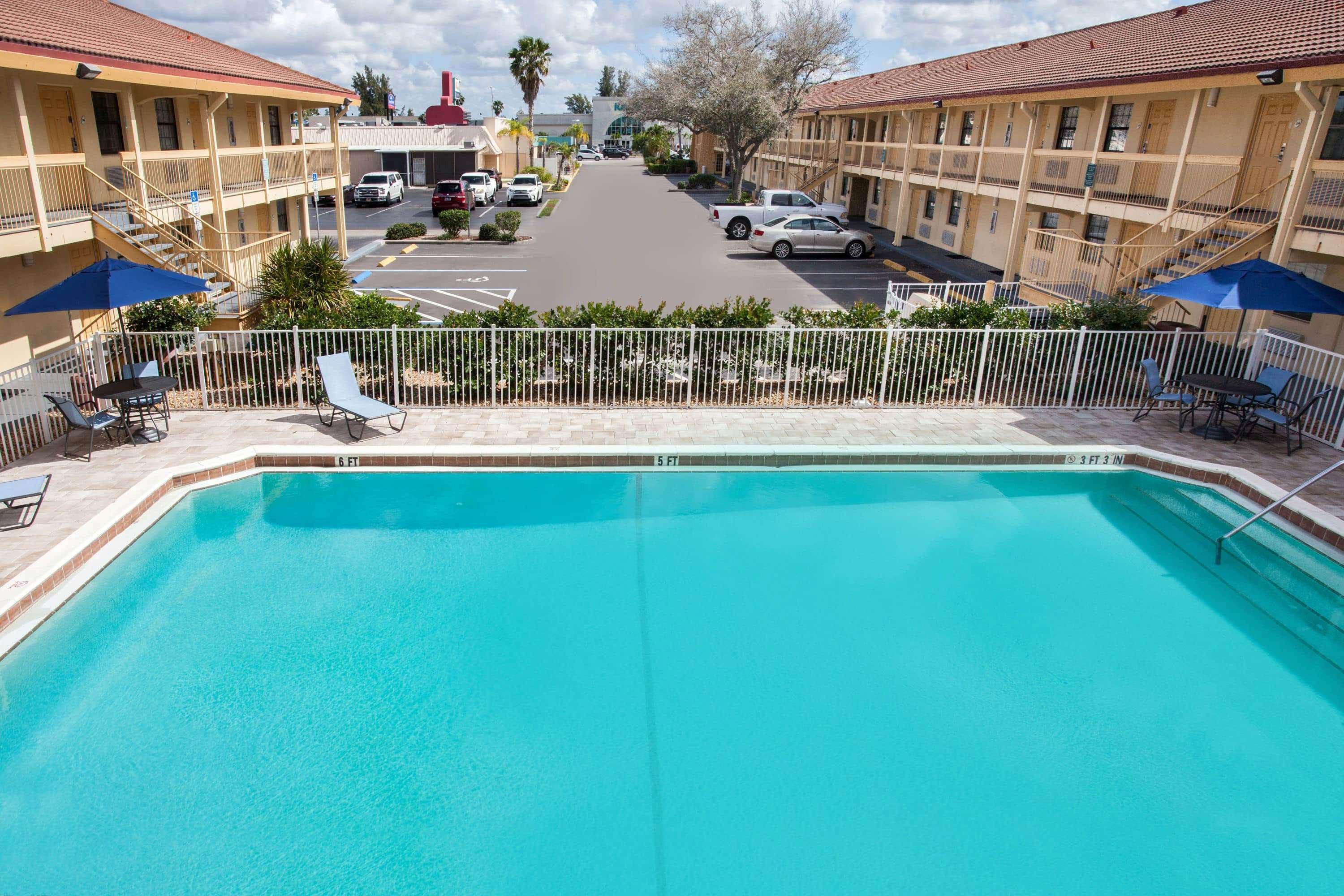 Baymont By Wyndham Fort Myers Central Exterior foto