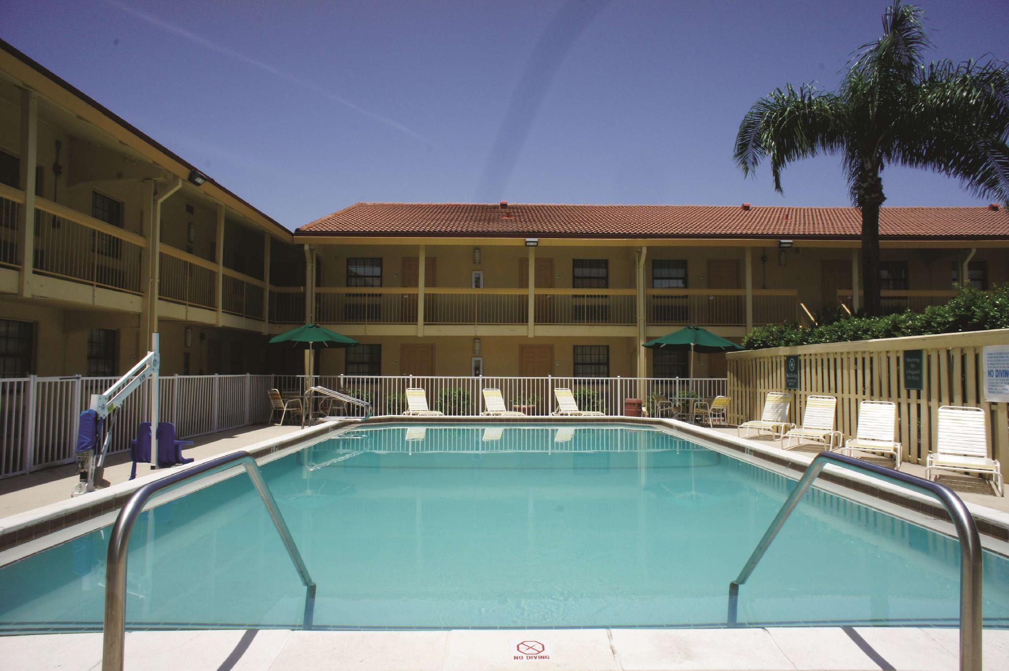 Baymont By Wyndham Fort Myers Central Exterior foto