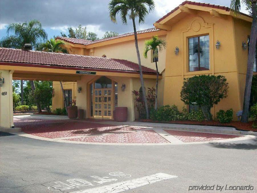 Baymont By Wyndham Fort Myers Central Exterior foto